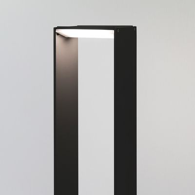 Elegant svart golvlampa, minimalistisk design, rektangulär, öppen, mjukt lysande vit bakgrund. Perfekt för modern LED-belysning.
