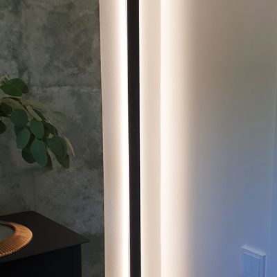 Svart aluminiumprofil, vertikalt monterad.
