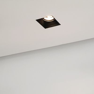 Infälld kvadratisk LED-taklampa i ett stilrent, modernt vitt tak.