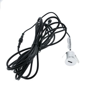 Alternative text: 'Tvinnad svart kabel med metallisk enhet med USB-port och etiketter på vit bakgrund - LED-belysningstillbehör tillgängliga online.