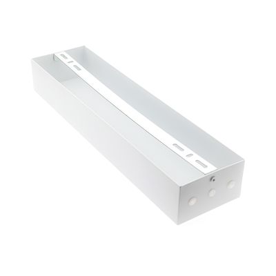 Rektangulärt vitt LED-armaturhus med ventilationsöppningar på en vit bas, perfekt för el- och belysningsinstallationer.