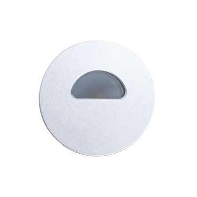 Rund LED-armatur i metall med halvcirkelformat glasfönster, perfekt för moderna belysningslösningar.
