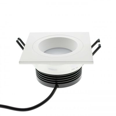 Kvadratisk infälld LED-armatur med runt centrumljus, svarta kylflänsar och svart nätsladd - en modern och energieffektiv belysningslösning.
