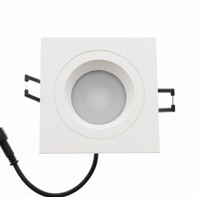 Rektangulär infälld LED-taklampa, vit finish, rund design, svart kabelanslutning, energieffektiv modern belysning för alla rum.