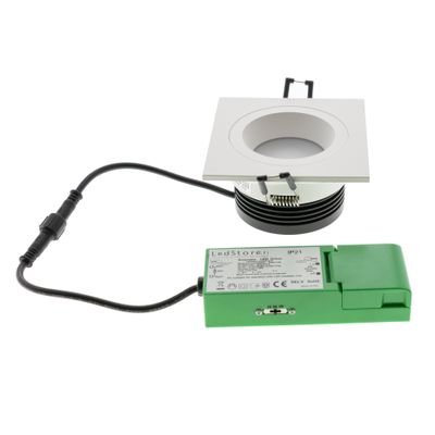 Sidovy av en fyrkantig infälld LED-armatur med grön styrenhet och kablage mot en vit bakgrund, perfekt för energieffektiva belysningslösningar.