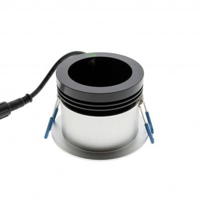 Infälld LED-downlight med svart insida, metallisk utsida och medföljande nätsladd för moderna belysningslösningar.