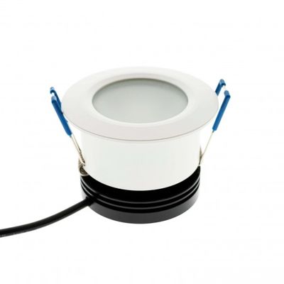 Rund vit infälld LED-lampa med blå hållare och svart nätsladd. En energieffektiv belysningslösning för moderna hem och företag.