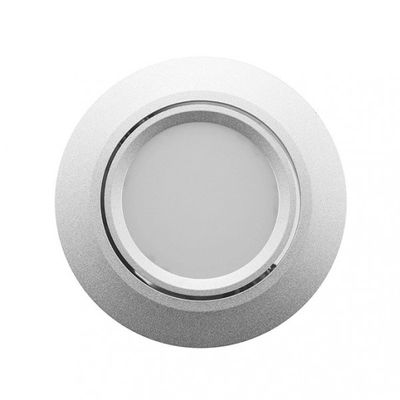 Närbild av en cirkulär silverfärgad infälld LED-basarmatur med frostad lins mot en vit bakgrund, som visar upp modern energieffektiv belysning.