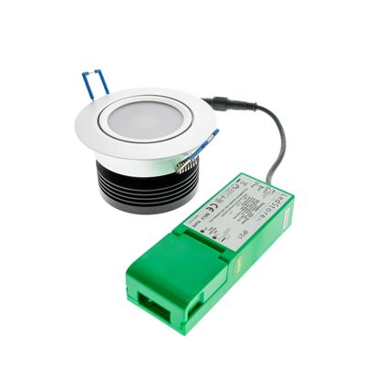 Cirkulär LED-downlight med kablage och grönt LED-drivdon på en vit bakgrund för energieffektiva belysningslösningar.