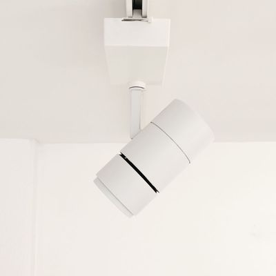 En modern vit skenlampa lyser upp ett vitt tak och förhöjer inredningen i ditt hem. Energieffektiv LED-belysning för elegant och modern design.