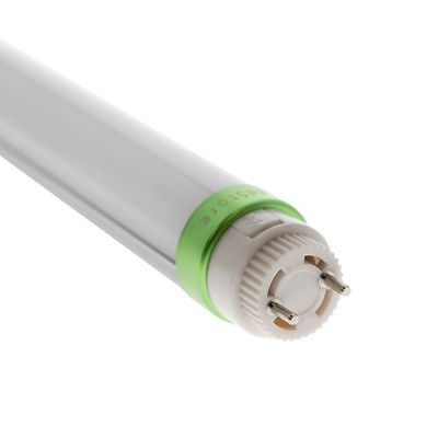 Närbild av ett energieffektivt LED-lysrörshuvud med grönt lock och metallstift - perfekt för moderna belysningslösningar.