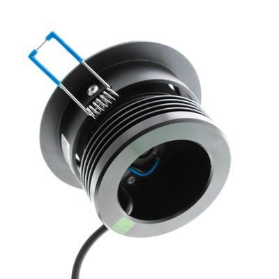 Närbild av en svart infälld LED-downlight med synlig kylfläns och blå monteringsclips. Perfekt för moderna och effektiva belysningslösningar.