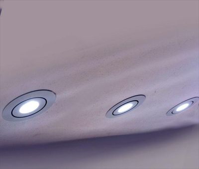 Moderna infällda LED-taklampor lyser upp ett snyggt ljust tak och ger energieffektiva och snygga belysningslösningar.