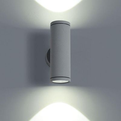 Modern cylindrisk vägglampa med dubbel ljusfördelning och dekorativt väggmönster. Perfekt för LED-belysning.
