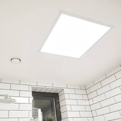 Ljusstark LED-panelarmatur monterad på ett vitt kaklat badrumstak med fönster och fläkt, för energieffektiv belysning.