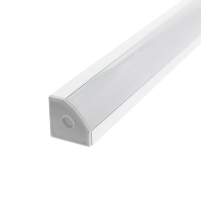 Närbild av en vit LED-ljusramp med halvgenomskinligt hölje och triangulärt gavelhölje för energieffektiv belysning.