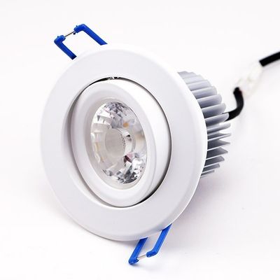 Infälld LED-downlight med vit ram, synlig lins, blå fästen och svart kontaktdon; energieffektiv belysning för moderna utrymmen.