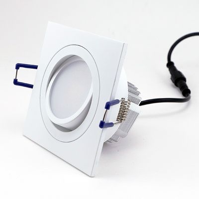 Rektangulär infälld LED-armatur med rund panel och kablar, perfekt för moderna interiörer. Energieffektiv belysningslösning.