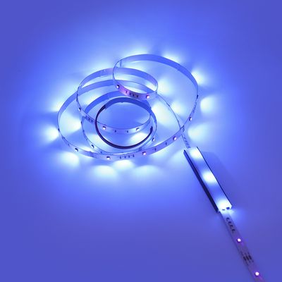 En vriden LED-ljusremsa som lyser mjukt blått, perfekt för stämningsfull belysning. Energieffektiv och mångsidig för alla rum och projekt.