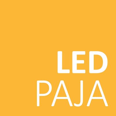 Gul fyrkantig bakgrund med vit text "LED LAMP", "LED" överst och "LAMP" under, reklam för en butik med LED-belysning.