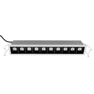 Rektangulär LED-armatur framifrån med 10 ljuskällor i ett metallhölje; synliga sidofästen. Idealisk för moderna belysningsbehov.