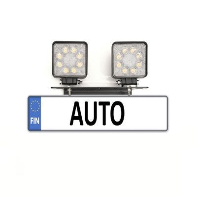 Närbild av en registreringsskylt med ordet "AUTO", ovanför vilken det finns fyrkantiga LED-lampor och ordet "FIN" på en vit bakgrund.