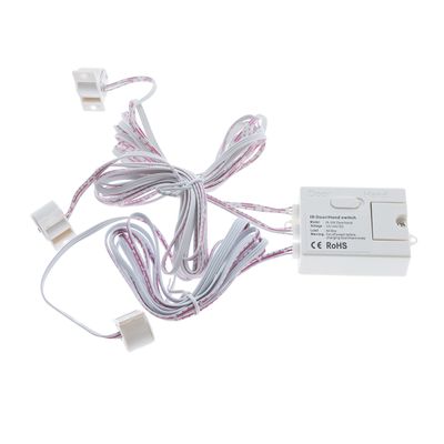 Alternative text: Vitt dörrsensorset med kablar, kontakter och rektangulär kontrollbox märkt på dörrarna, perfekt för LED-belysning.