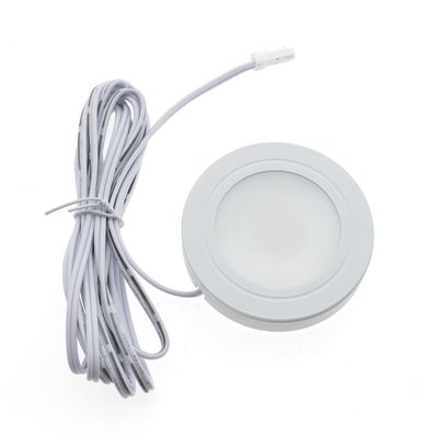 Rund LED-lampa med tvinnad vit kabel, isolerad på en vit bas. Perfekt för energieffektiva, moderna belysningslösningar.