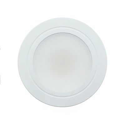 Rund vit LED-taklampa med frostat hölje, sedd underifrån mot en vit bakgrund. Idealisk för energieffektiv belysning i moderna interiörer.