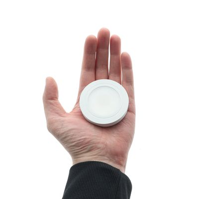 Energieffektiv, kompakt LED-lampa i handen för miljövänliga belysningslösningar mot en vit bakgrund. Perfekt för modern belysning i hemmet.