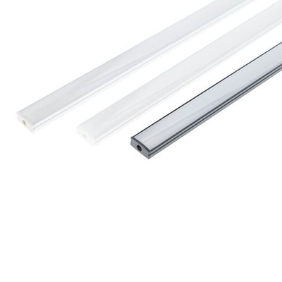 Tre LED-lampor, vit och mörkgrå, hörnvy mot vit bakgrund; energieffektiv belysning för moderna interiörer.