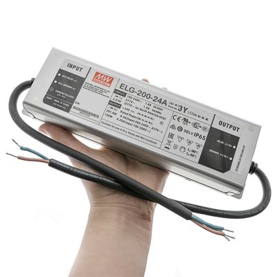 Närbild av den handhållna LED-styrenheten Mean Well ELG-200-24A med synliga in- och utgångskablar, perfekt för energieffektiva LED-belysningslösningar.