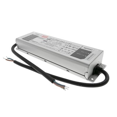 "Rektangulär LED-styrenhet i metall med svart kabel och synliga ledningar mot en vit bakgrund - perfekt för effektiv LED-belysning.