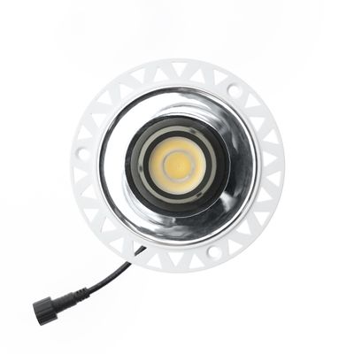 Rund infälld LED-armatur med vit dekorlist, triangulärt mönster och svart nätsladd. Idealisk för energieffektiva, moderna belysningslösningar.