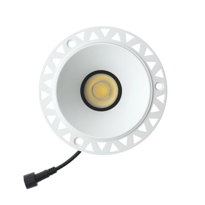 Vit infälld LED-downlight med svart kant och gult centrum med synlig kontaktledningsände för enkel installation.