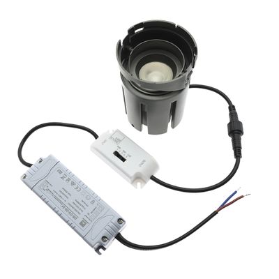 Svart rund LED-armatur med kablar och grått nätaggregat för energieffektiva belysningslösningar.