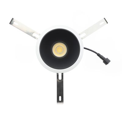 Rund taklampa med svart insida, synlig glödlampa, metallfästen och förlängningssladd. Idealisk för moderna belysningssystem.