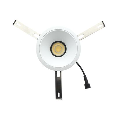 Cirkulär LED-downlight med metallfästen och svart kabel som syns mot en vit bakgrund. Idealisk för moderna belysningslösningar.