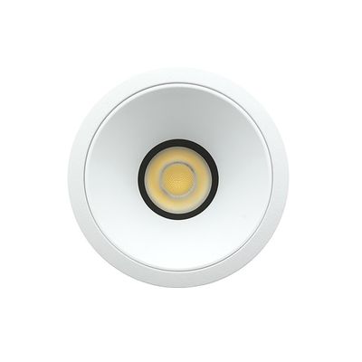 Närbild på en infälld LED-taklampa, cirkulär design, lysande glödlampa; en energieffektiv belysningslösning för moderna interiörer.