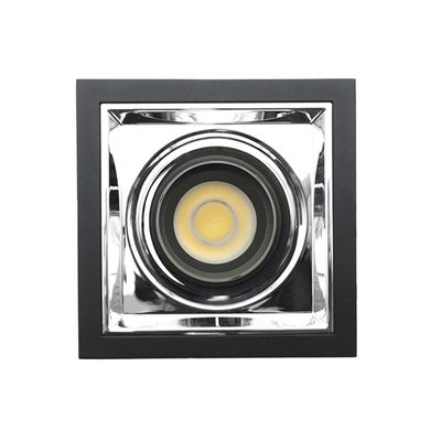 Infälld kvadratisk taklampa, svart ram, metalliskt reflekterande interiör, perfekt för moderna utrymmen. Energieffektiv LED-belysningslösning.