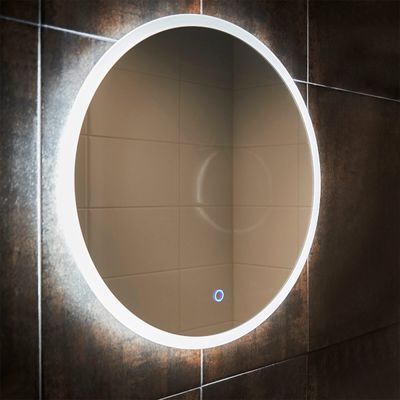 Rund LED-spegel på en kaklad vägg som reflekterar det tomma rummet. En synlig blå knapp på spegelns yta gör den moderna belysningsrörelsen ännu mer tilltalande.