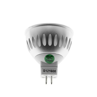 Närbild av en silverfärgad LED-lampa med spikar, QC-passetikett och kod S121608, som förbättrar energieffektiva belysningslösningar.