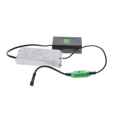 LED-kontroller med kontakter, kablar och kontrollbox. Innehåller in-/utgångar för anslutning av LED-lampor. Oumbärlig för effektiv installation av LED-belysning.