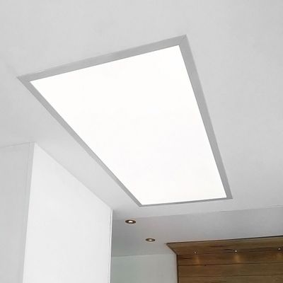 Modern rektangulär vit LED-taklampa som lyser upp rummet med energieffektiv belysning.