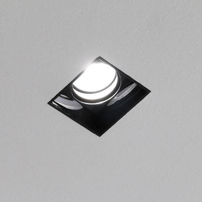 Rektangulär infälld taklampa med en ljusstark glödlampa på ett vitt strukturerat tak - perfekt för modern belysning i hemmet.