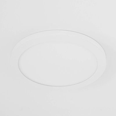 Modern rund LED-taklampa, minimalistisk vit design monterad på ett vitt tak för effektiv och snygg belysning.