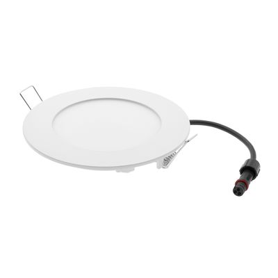 Rund, tunn vit LED-taklampa med svart nätsladd och metallklämmor på sidorna - perfekt för modern belysning i hemmet eller på kontoret.