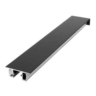 Svart rektangulär LED-armatur med aluminiumhölje, modern design; perfekt för moderna interiörer. Energieffektiv belysningslösning.