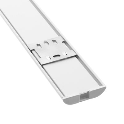 Närbild av en vit linjär LED-armatur med kupa och mittstativ, som visar upp modern design och energieffektivitet.