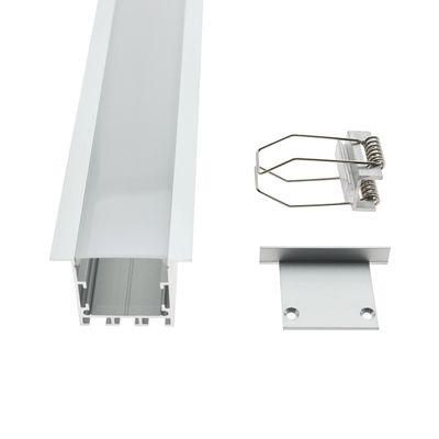 LED-kanalsats i aluminium med frostat lock, monteringsfästen och ändlock i vitt - perfekt för snygga, professionella LED-belysningsinstallationer.